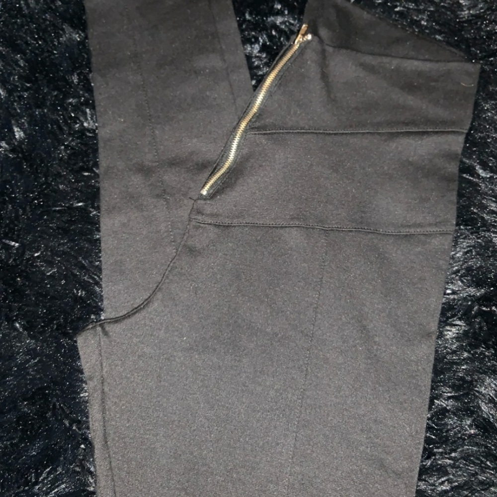 Zipper front, black leggings